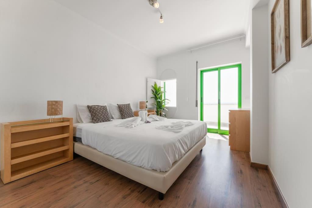 Sunset Terrace - Beachfront Apartment With Private Parking Nazaré Exterior foto